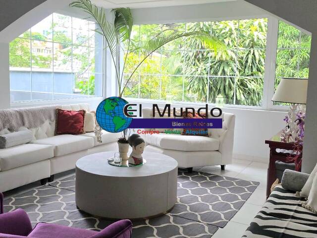 Sala principal espaciosa e iluminada